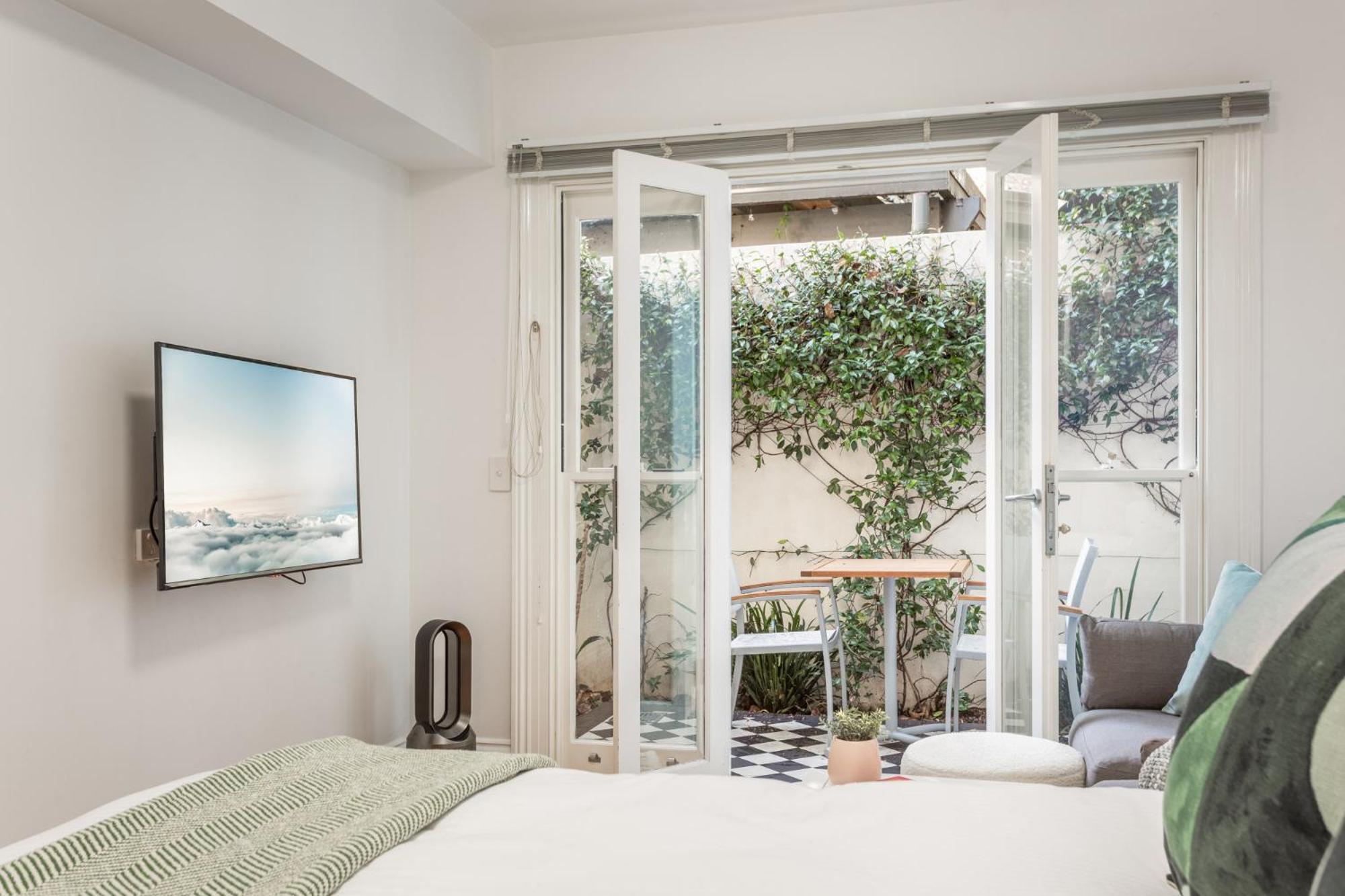 Lovely With Patio 25 Min From Cbd Apartment Sydney
